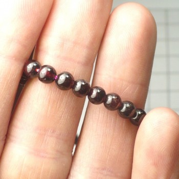 Granát pyrlmandin ,korálek 4 mm, 10 ks | www.sperkove-kameny.cz