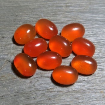 Karneol ,přírodní,tmavší minikabošon 8x6 mm, 1 ks