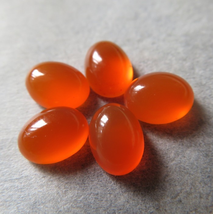 Karneol přírodní, zářivě oranžový 8x6 mm, 1 ks